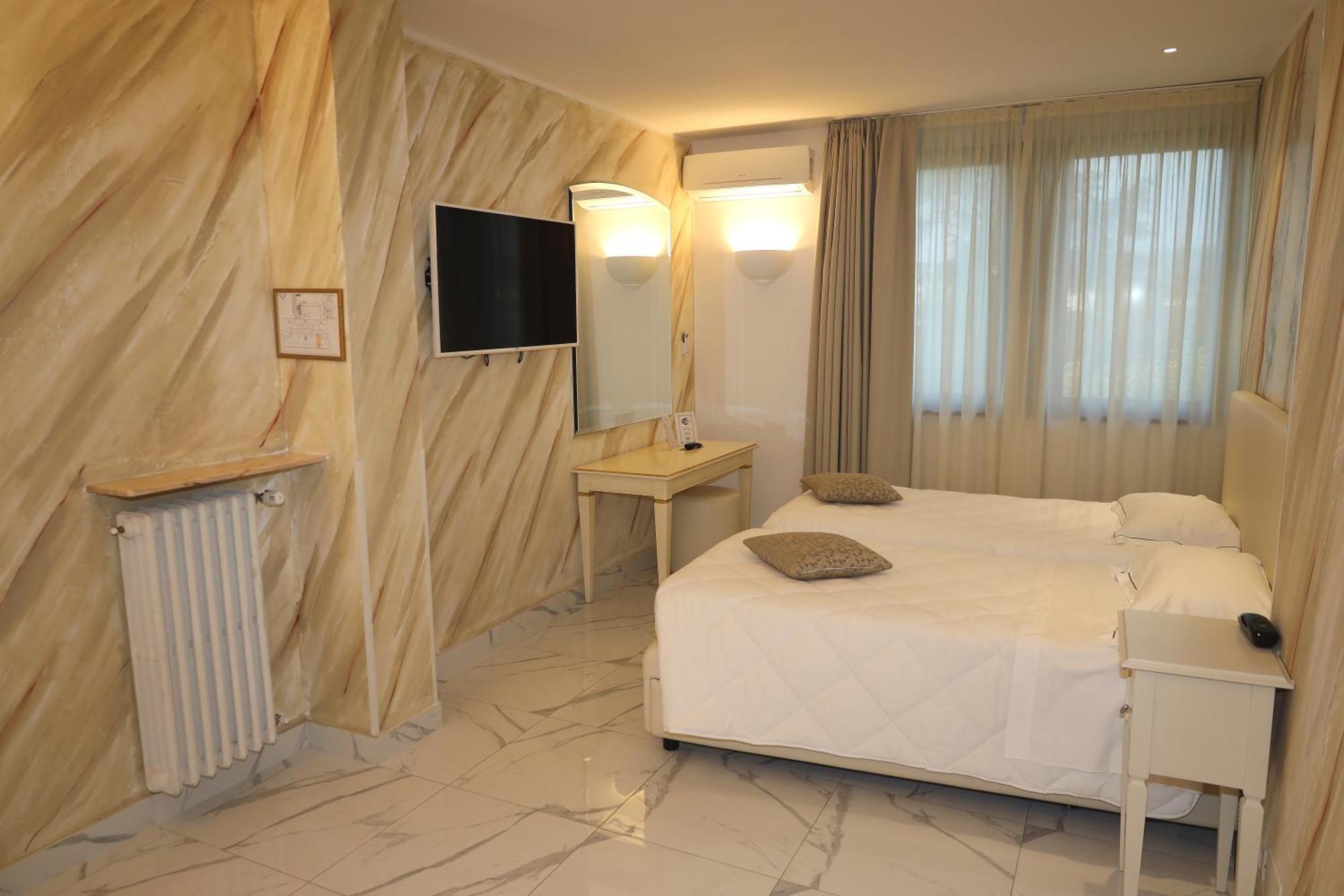 Hotel Ristorante Continental オージオ・ソット エクステリア 写真
